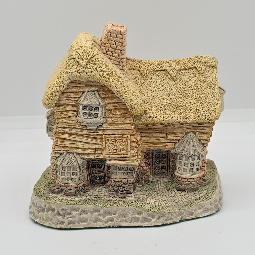 David Winter Cottages The Village Shop Hand Painted Figurine Made in England