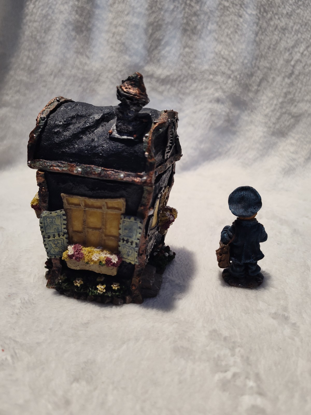 2003 Boyds Collection – Route 33 1/3 Village ‘Mr Posties Maildrop’