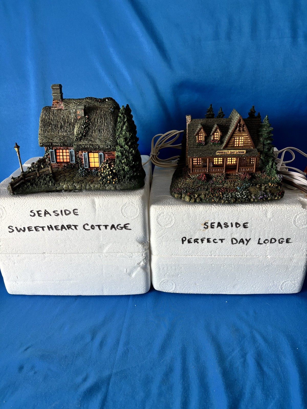 (2) HAWTHORNE VILLAGE “Sweetheart Cottage & Day Lodge” Thomas Kinkade Sculptures