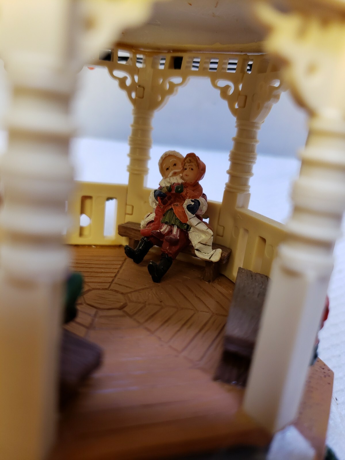 RETRO 2005 ST.NICHOLAS SQUARE “TOWN SQUARE” TABLE ACCENT