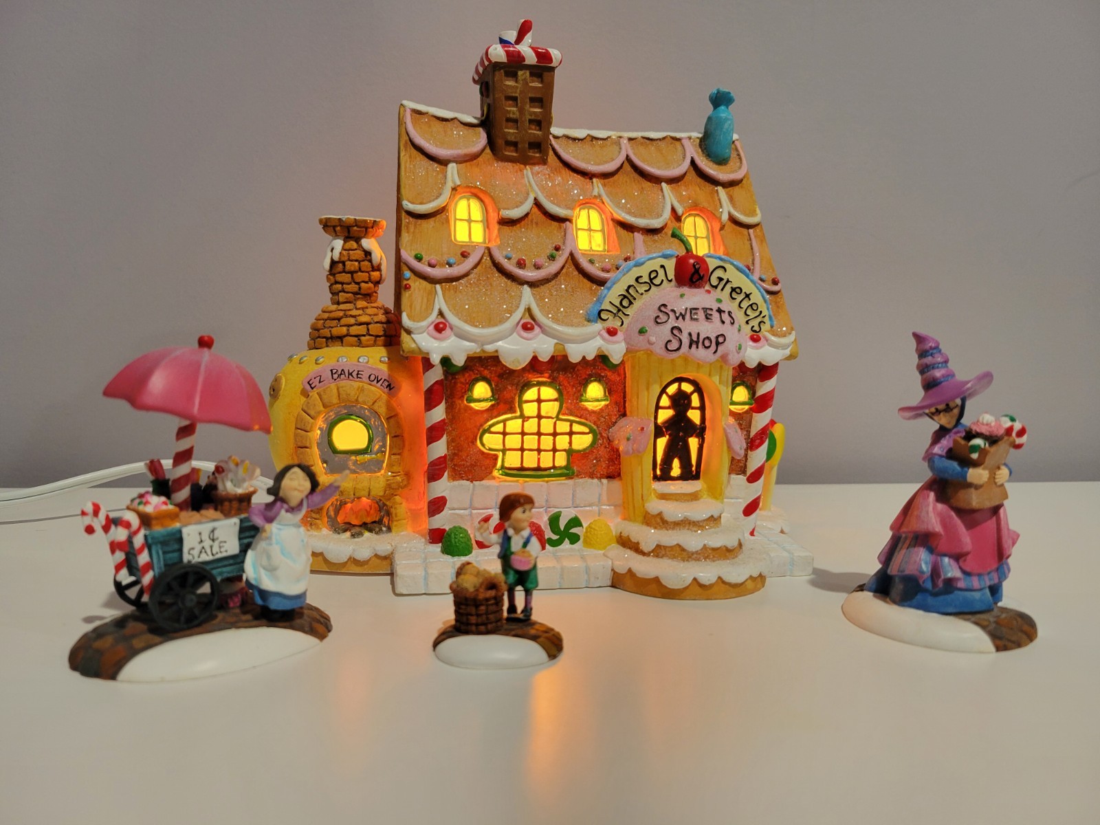 Department 56 Storybook Village Hansel & Gretel Sweets Shop #56.13210 + 3 Figure