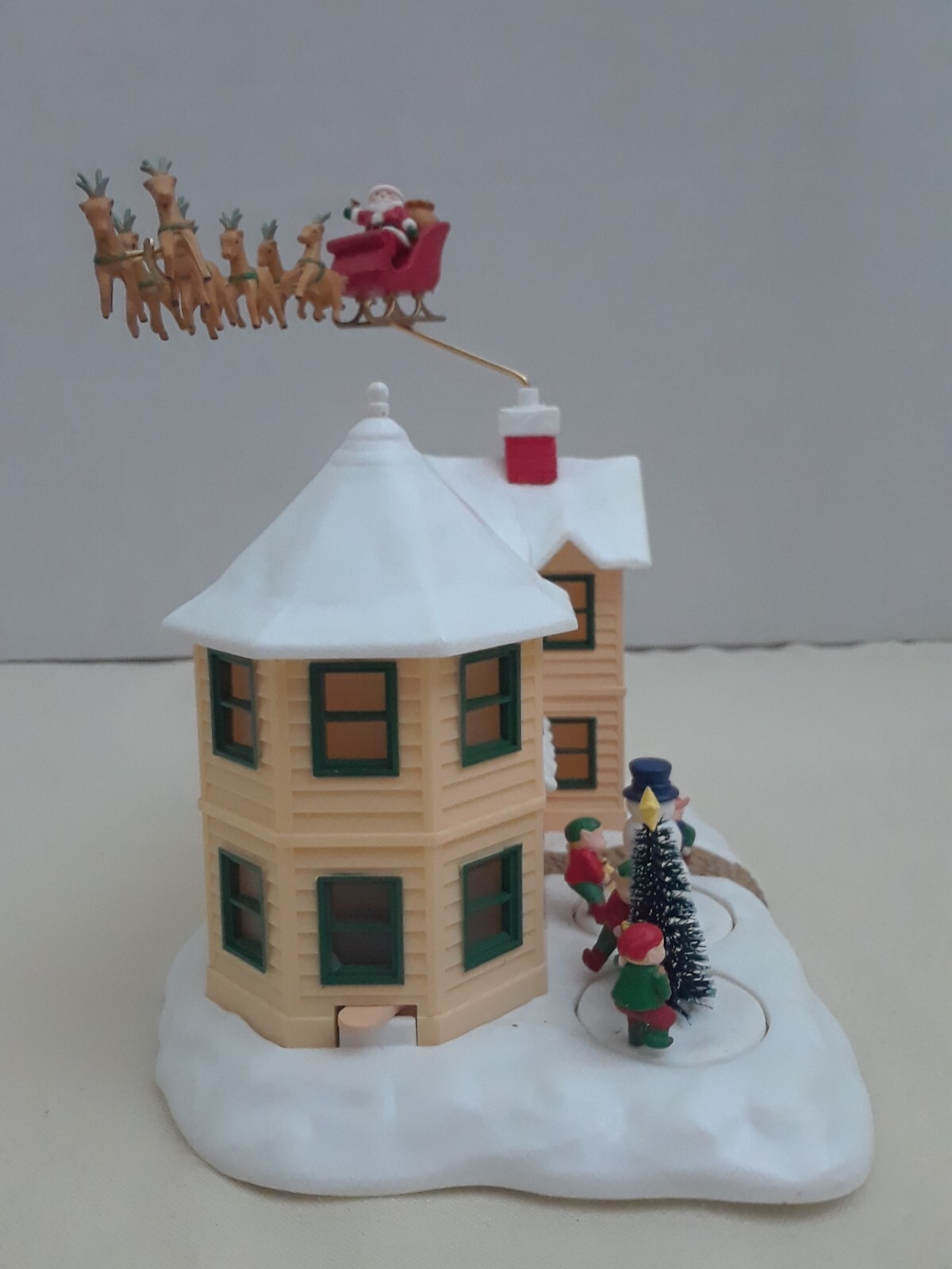 1992 “UP ON THE HOUSE TOP” Music Animated Light Up Christmas Village House
