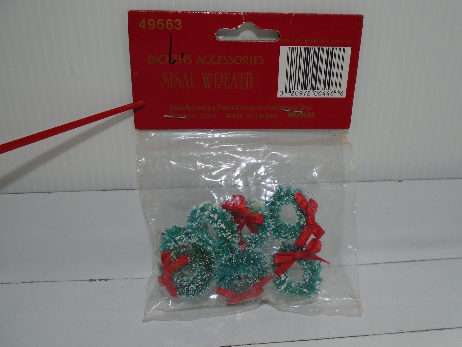 VINTAGE DICKENS ACCESSORIES SET OF 6 ROUND 1″ WREATH FIGURES TAIWAN NIP (CB5392)