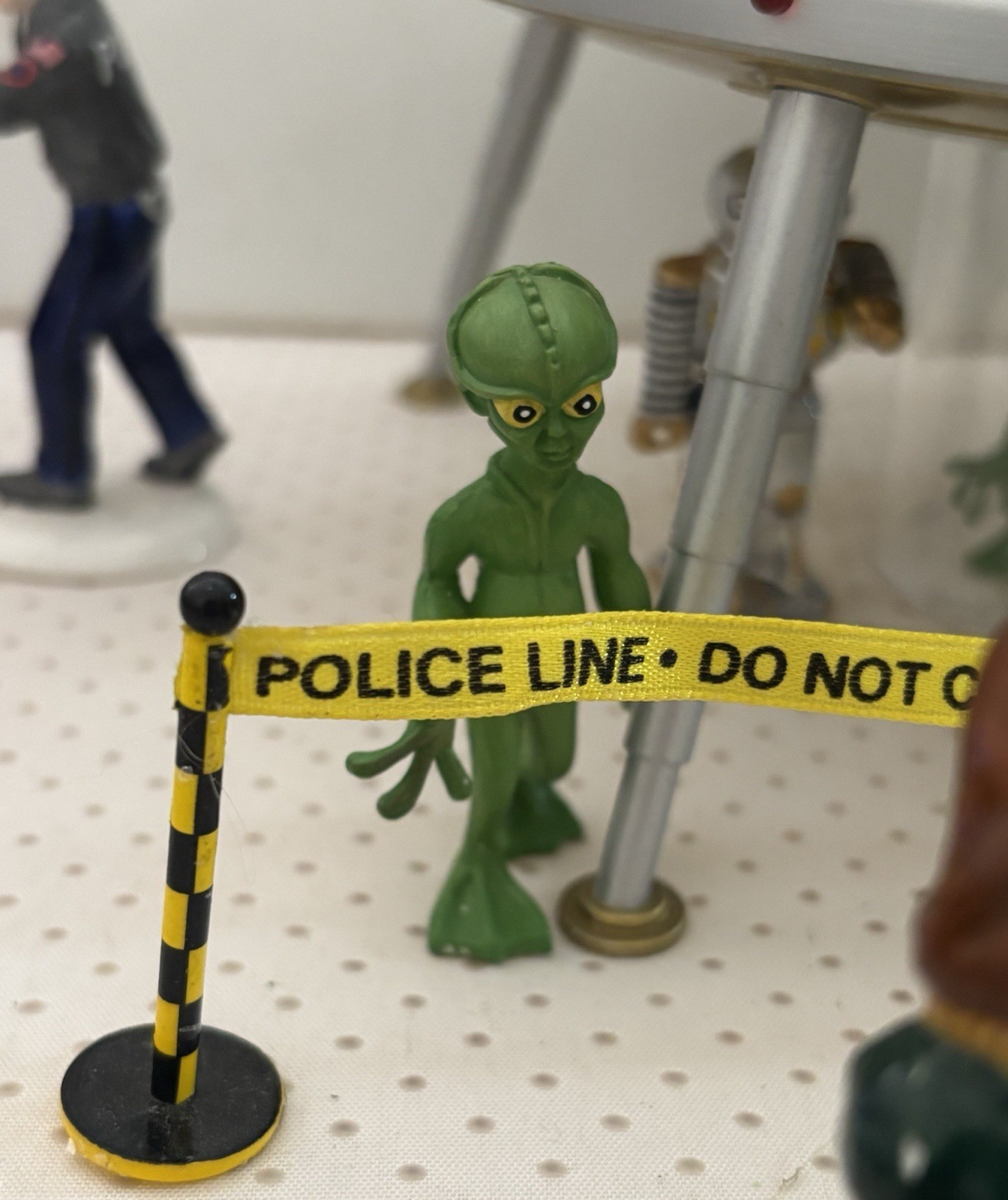 Dept 56 Snow Village 2001 Space Oddity Set of 11 UFO Alien 55118 No adapter