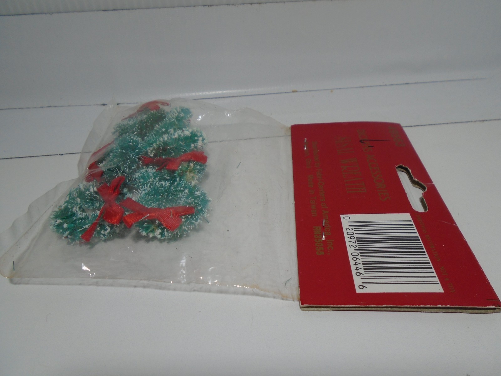 VINTAGE DICKENS ACCESSORIES SET OF 6 ROUND 1″ WREATH FIGURES TAIWAN NIP (CB5392)