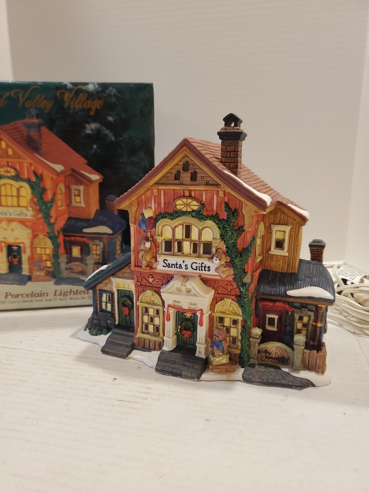 Heartland Valley Village Deluxe Porcelain Lighted House “Santa’s Gifts” #9837048