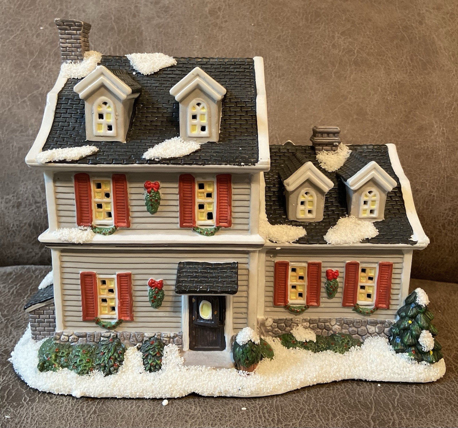 St. Nicholas Square Christmas Village 2007 New England Home Illuminated with Box