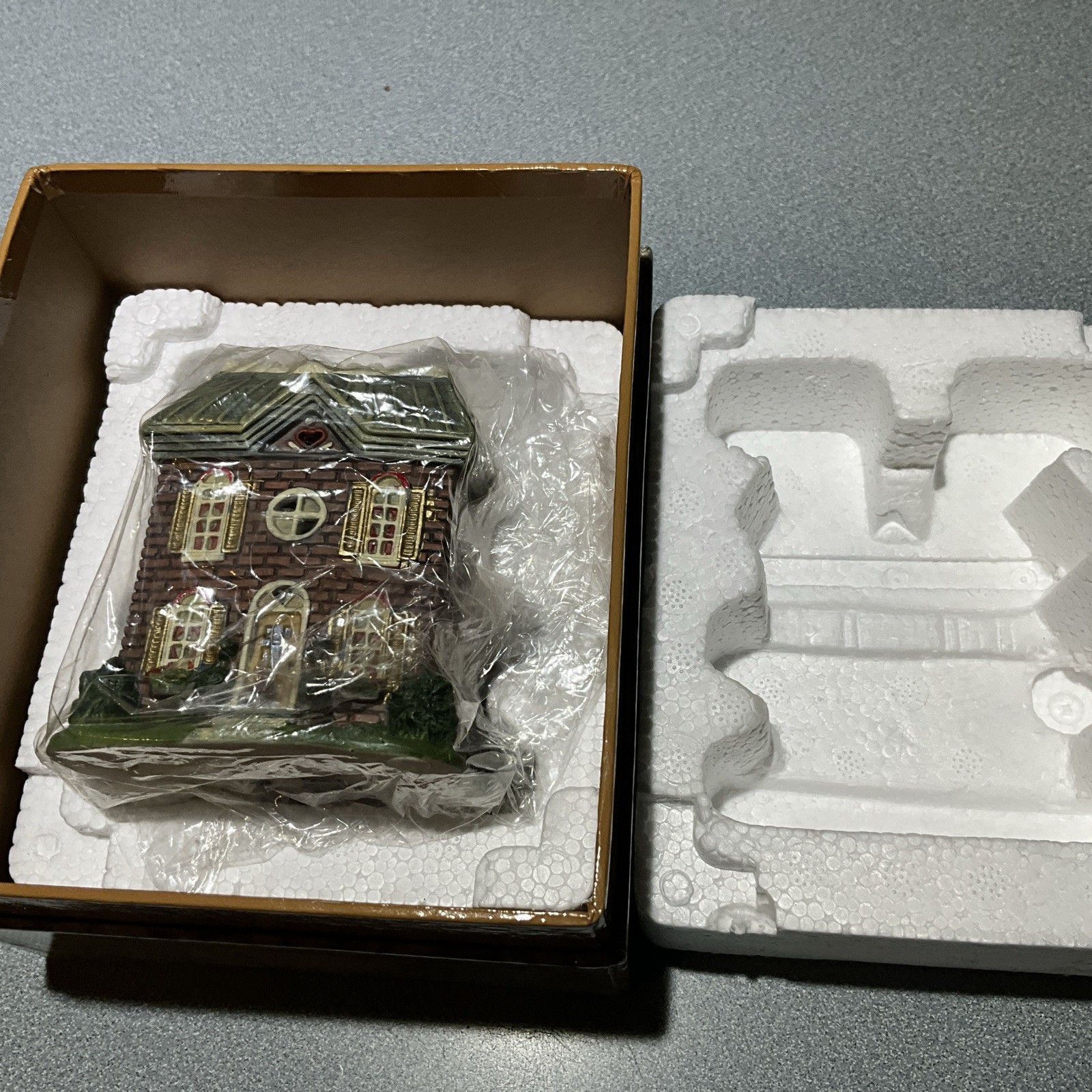 Lang and Wise Town Hall Collectibles 1998 Heart and Home House NEW (NO LID BOX)
