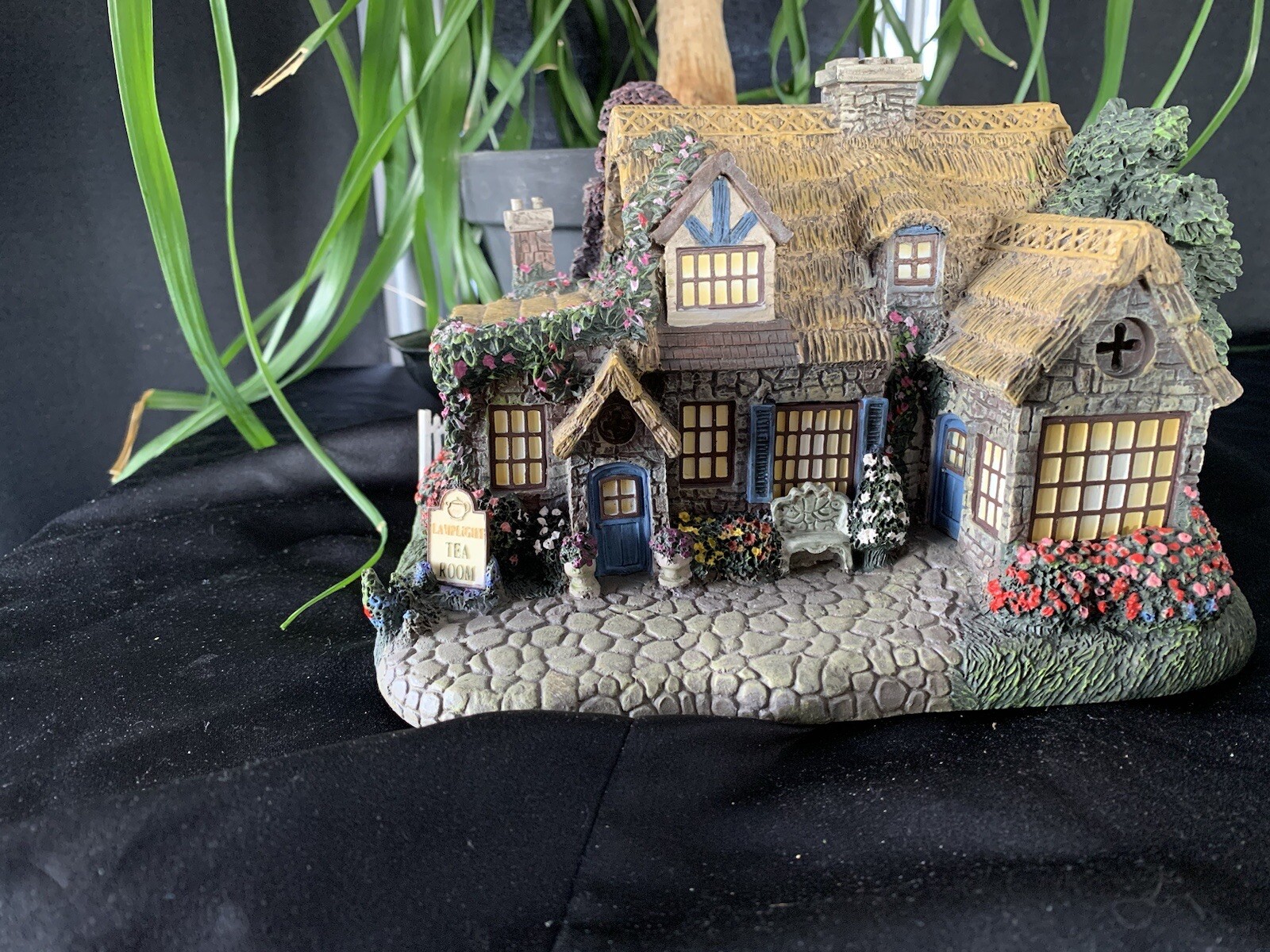 Hawthorne Village Thomas Kinkade 8 Inches Width. Lamplight Tea Room. Vintage