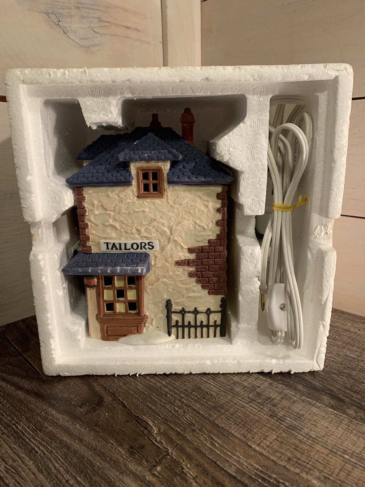 Department 56 “Walpole Tailor” Dickens Village Merchant Shop #59269 Retired 1988