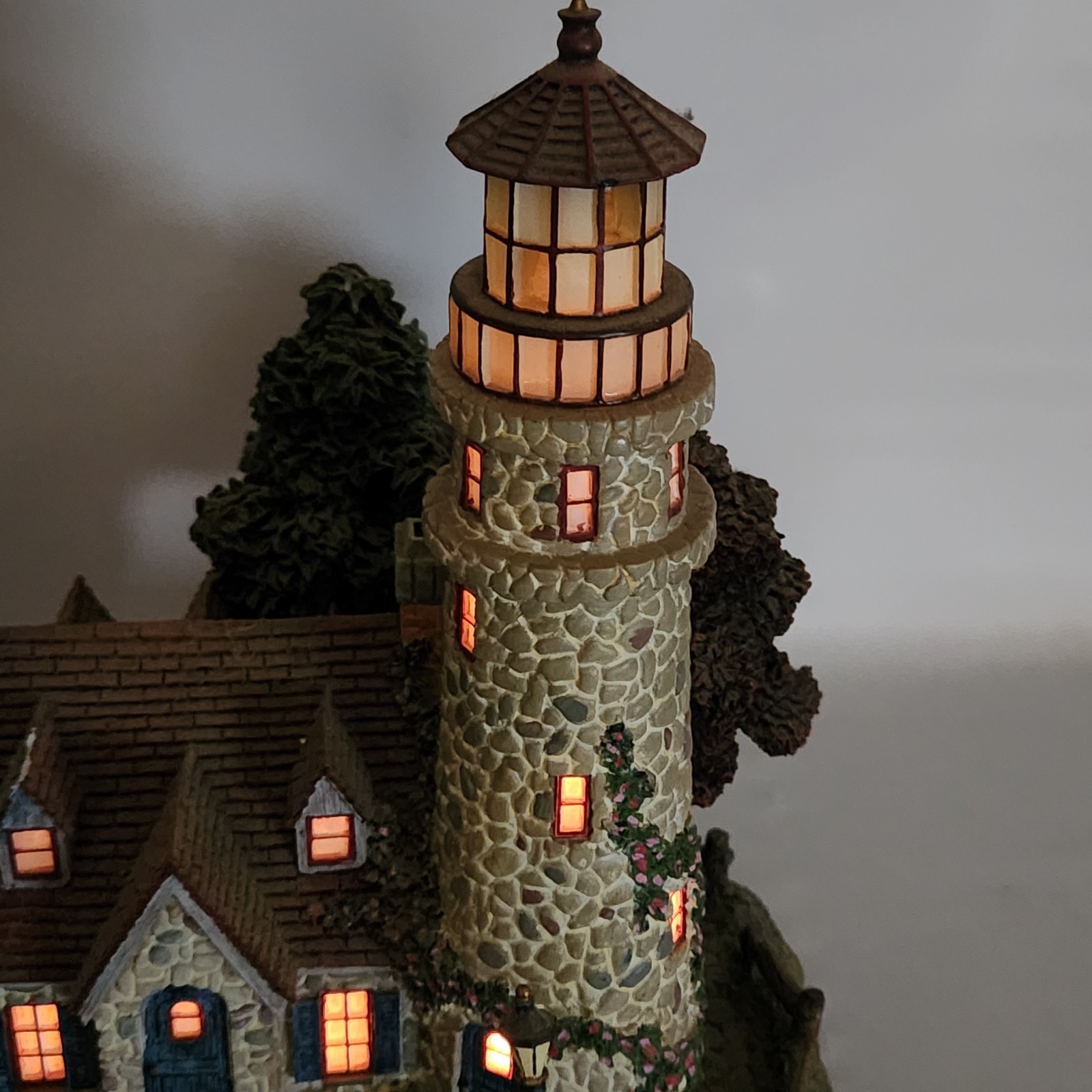 Hawthorne Village Thomas Kinkade Seaside Village Guiding Point Lighthouse Light