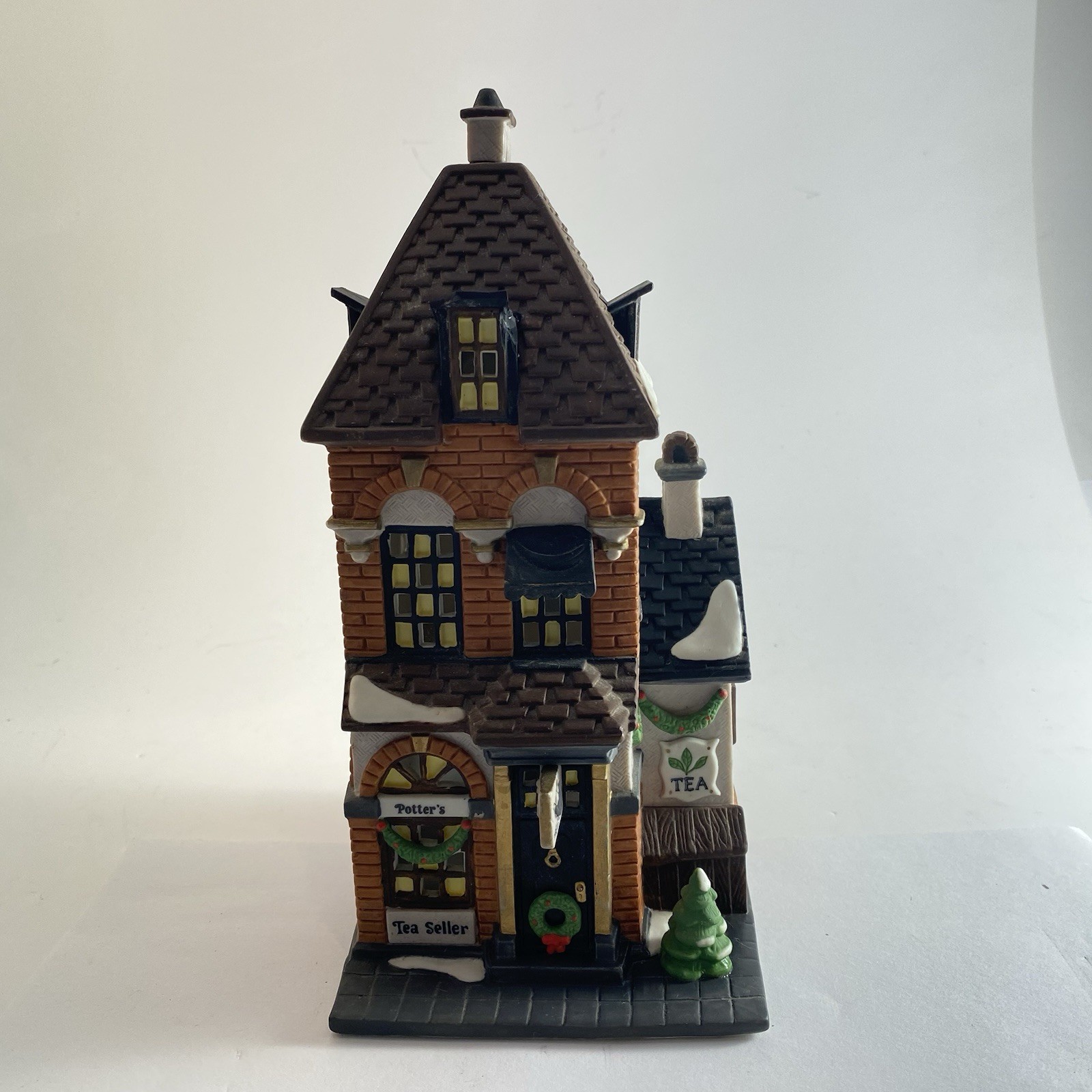Department 56 Christmas In The City Village Potter’s Tea Seller.