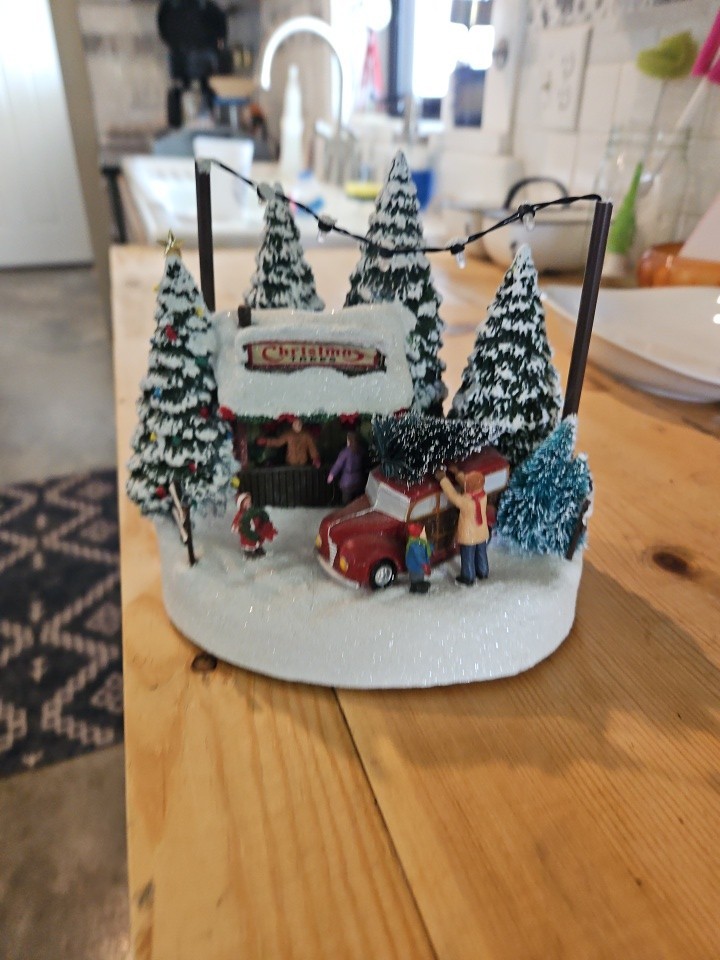 Thomas Kinkade Teleflora Illuminated Christmas Village Family Tree Resin Display