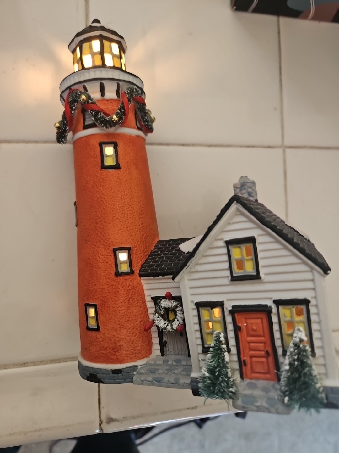 1997 CHRISTMAS SNOW VILLAGE LIGHTED RED LIGHTHOUSE NOMA DIKENSVILLE