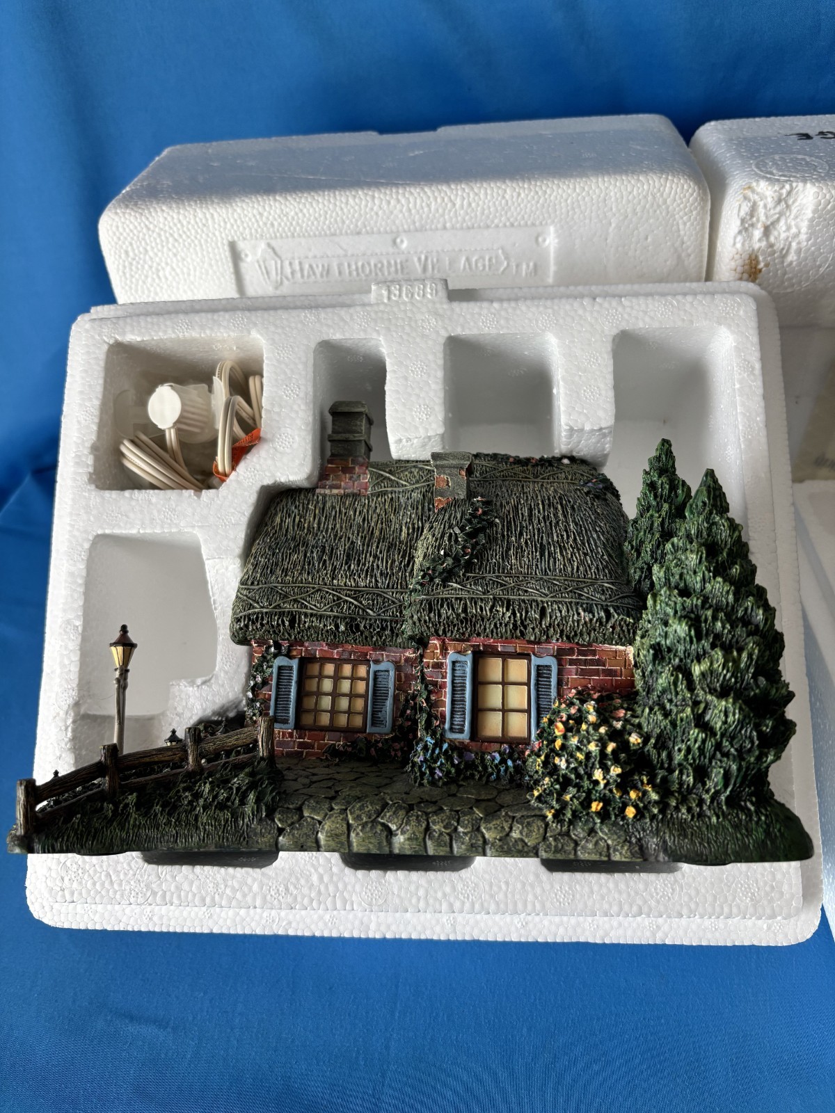 (2) HAWTHORNE VILLAGE “Sweetheart Cottage & Day Lodge” Thomas Kinkade Sculptures