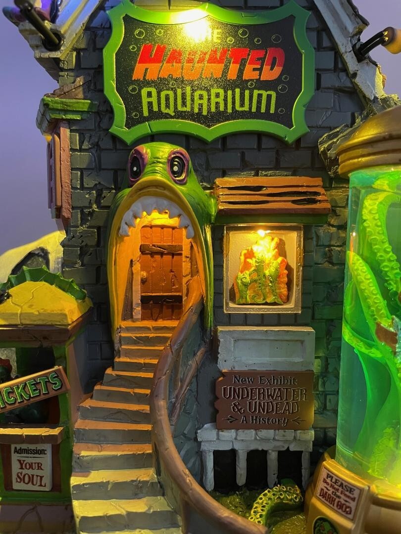 Lemax Spooky Town “Haunted Aquarium” Brand New- Lighted Village Collectible