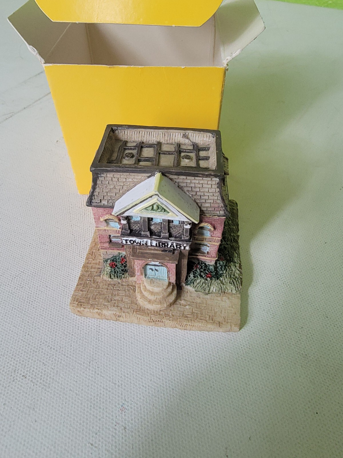 Liberty Falls Christmas Town Village Holiday Decor Miniature Library Reading