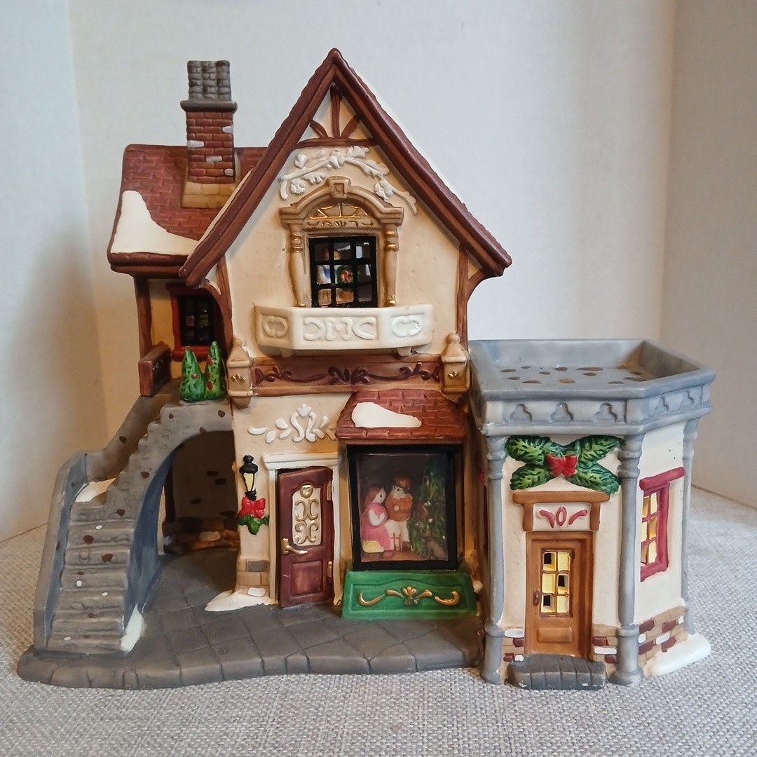 Vintage Holiday Time Village Collectibles P7155 Christmas Decor people in Window