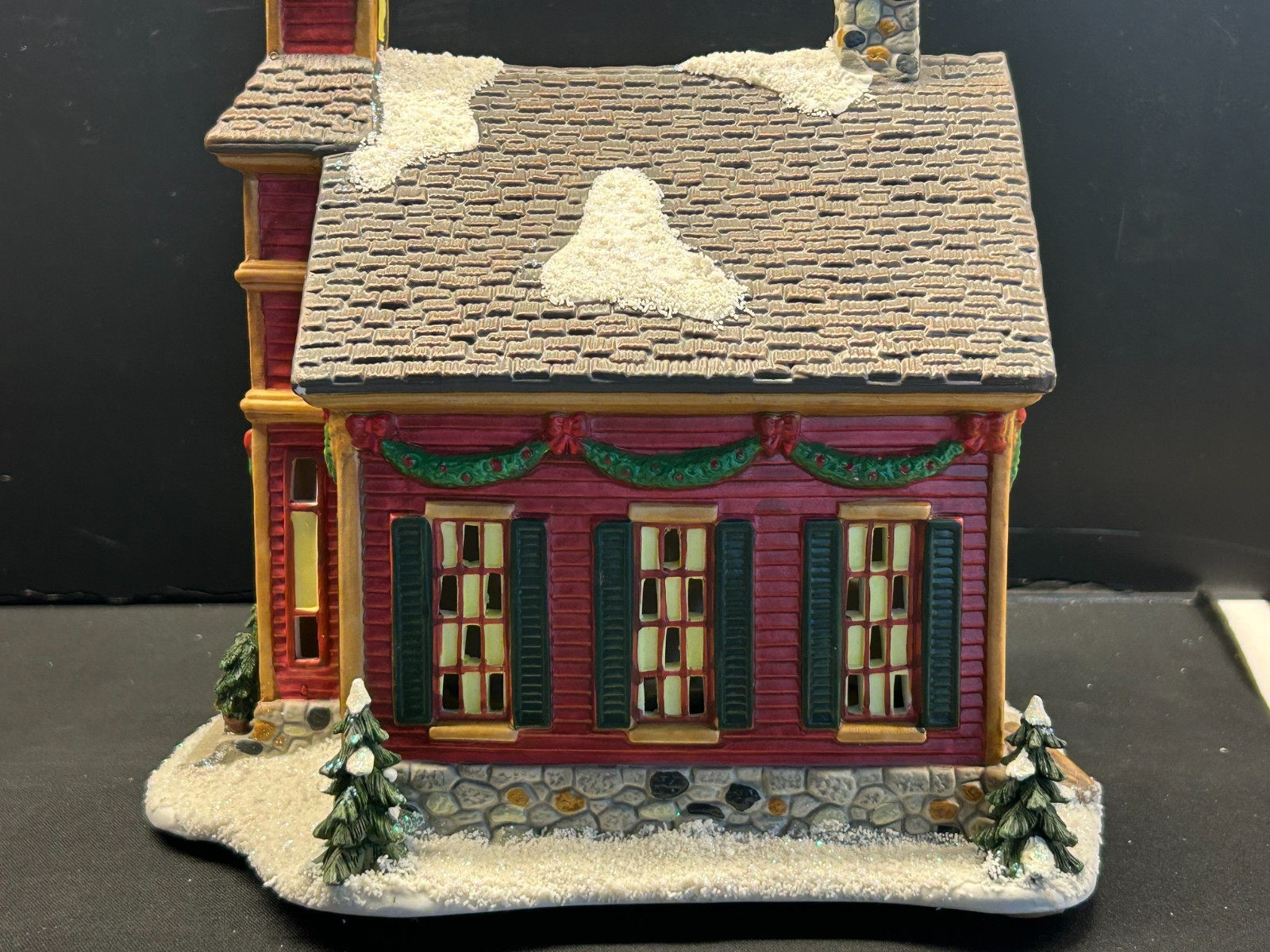 🎄🎄 St Nicholas Square Lighted Berrywood School House W/ 2 Extra figures
