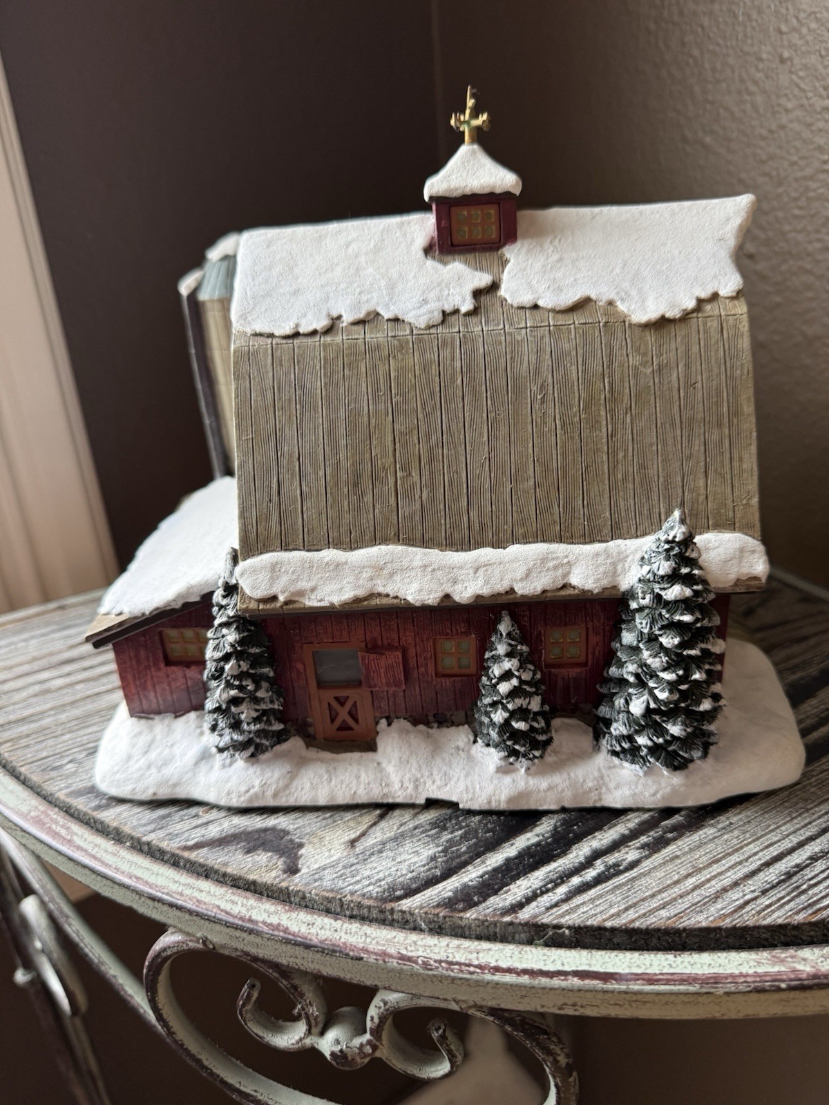 Thomas Kinkade Hawthorne Village John Deere Barn – Lighted Christmas Village