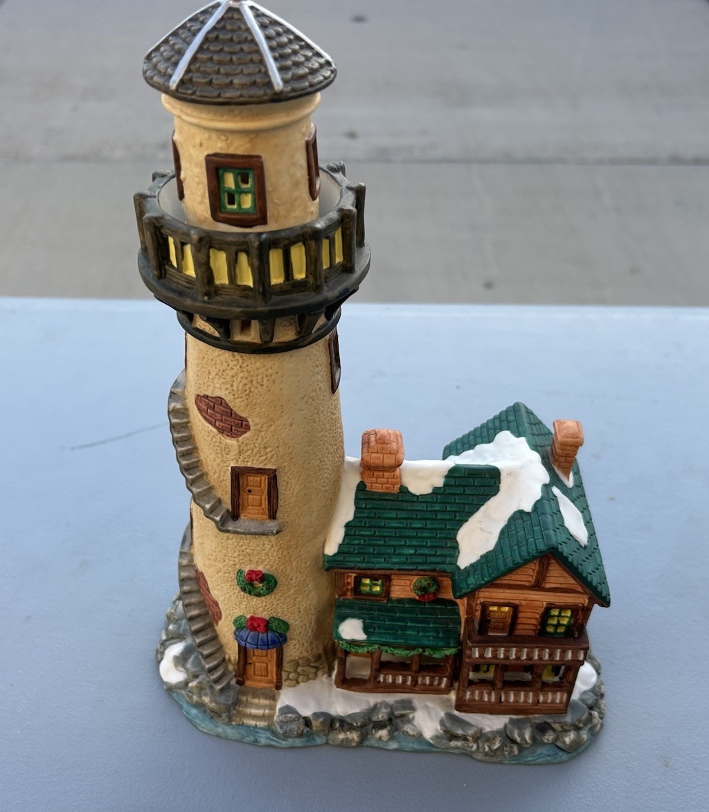 Vtg DICKENS COLLECTABLES Victorian Series Lighted House Lighthouse Cabin 1998 