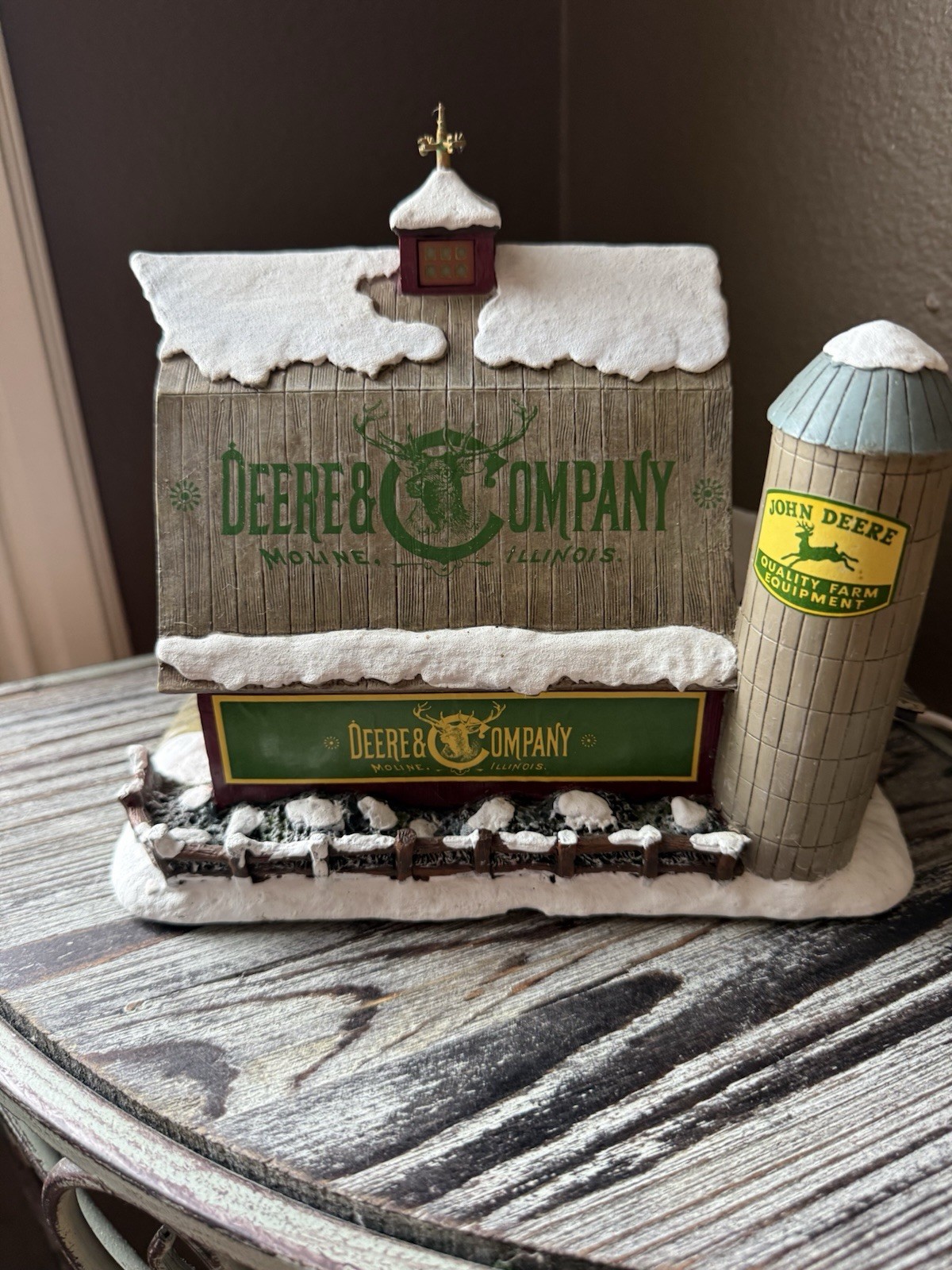 Thomas Kinkade Hawthorne Village John Deere Barn – Lighted Christmas Village