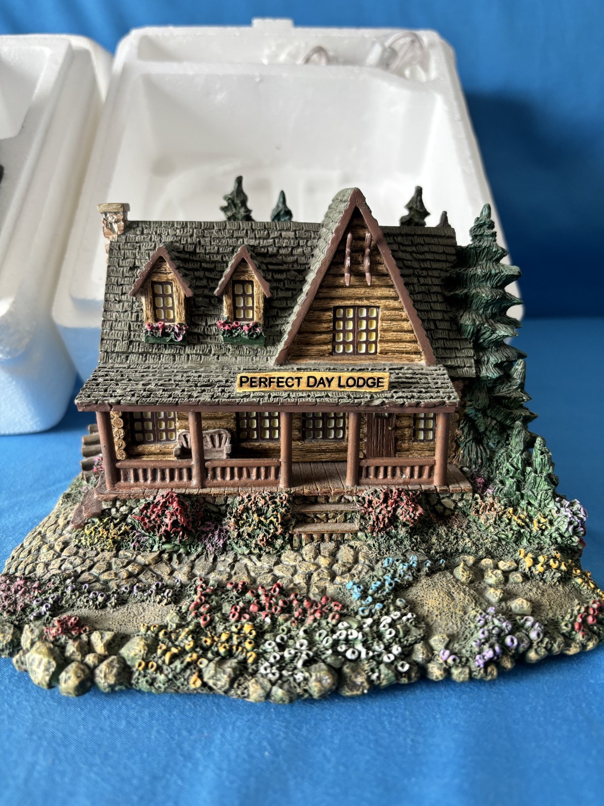 (2) HAWTHORNE VILLAGE “Sweetheart Cottage & Day Lodge” Thomas Kinkade Sculptures
