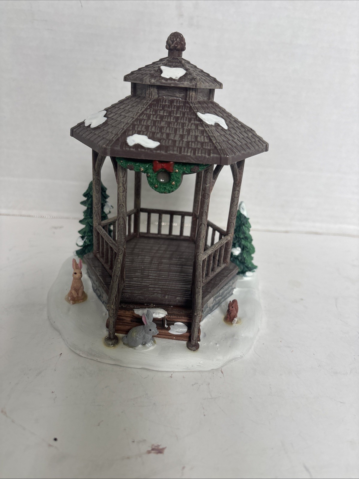 Lemax Christmas Village Winter Gazebo VINTAGE 2014. 7″ tall Rabbit Squirrel