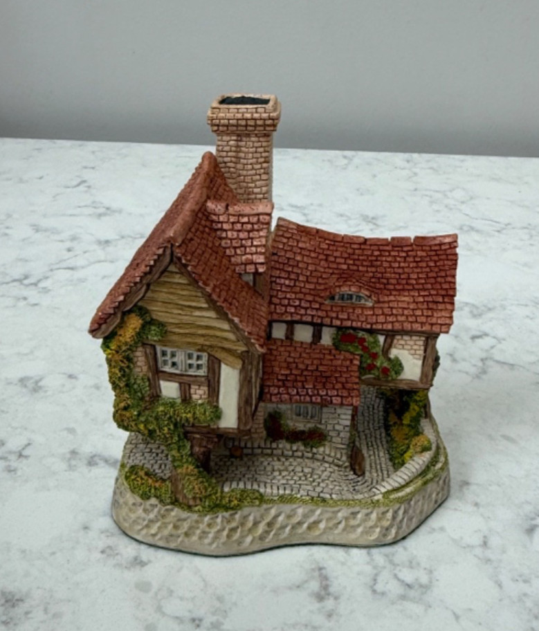 David Winter Tomfool’s Cottage Collectors Guild #9 1991 w Box Gothic Village