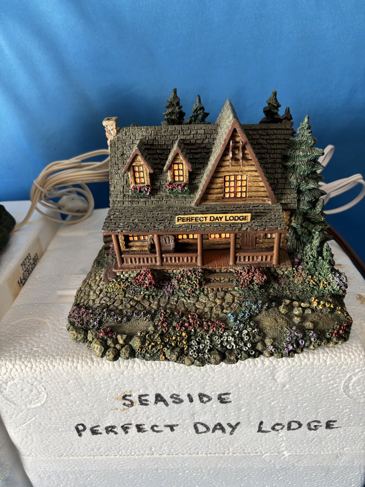 (2) HAWTHORNE VILLAGE “Sweetheart Cottage & Day Lodge” Thomas Kinkade Sculptures