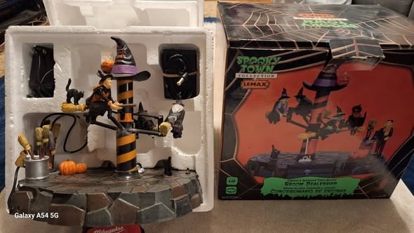 LEMAX RETIRED SPOOKY TOWN LIGHTED ANIMATED (BROOM DEALERSHIP) MIA WITCH, PLASTIC