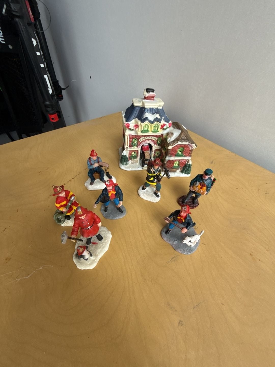 Cobblestone Corners 2004 Christmas Village Fire Station with Firefighter Figurin