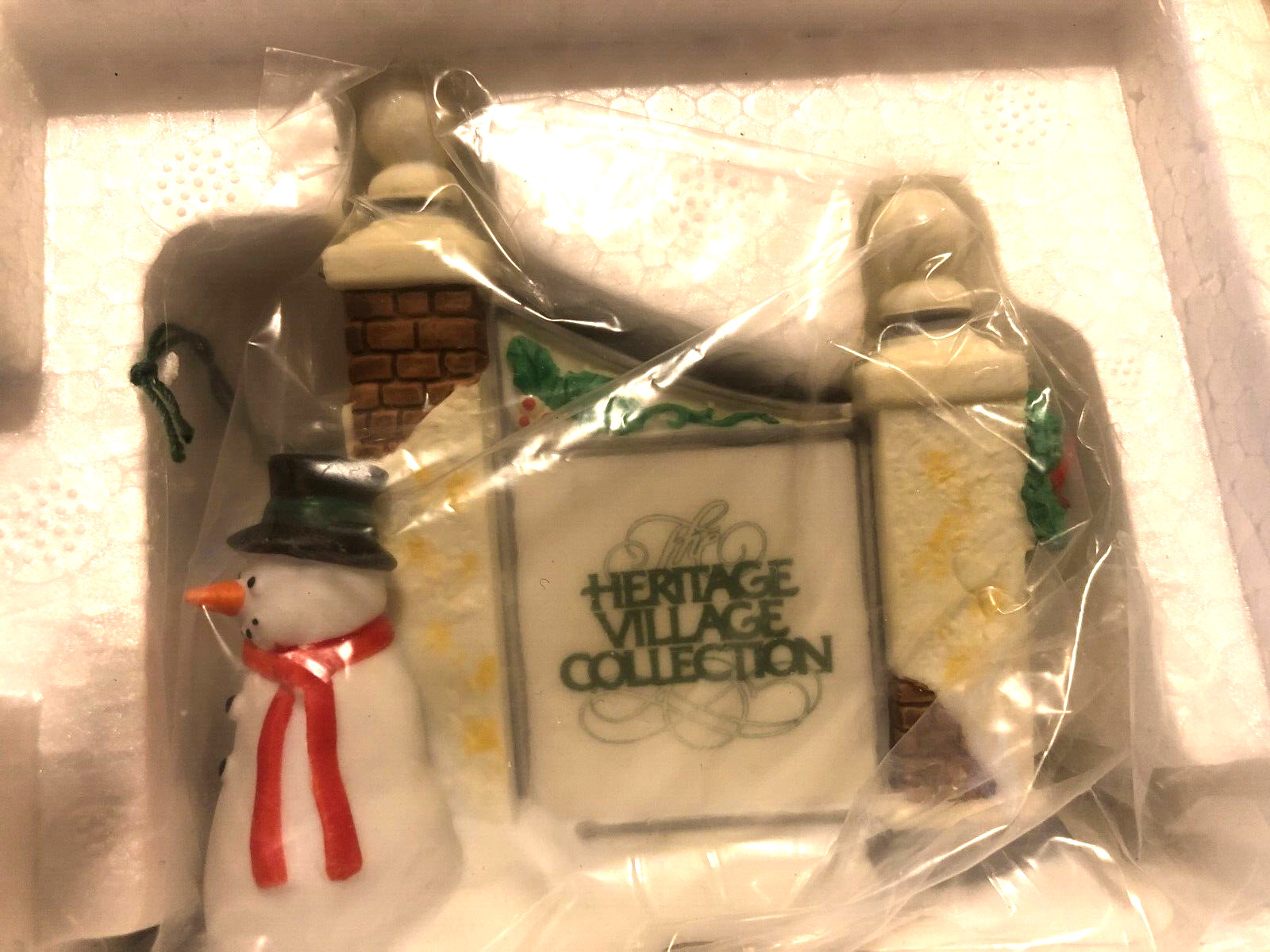 DEPT 56 HERITAGE VILLAGE SIGN WITH SNOWMAN HAS BOX 5572-7