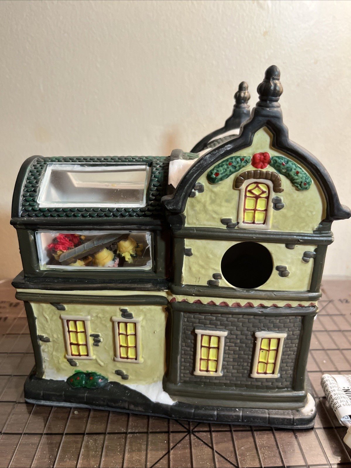 VTG Holiday Inspirations Towne Series Holly & Ivy Flower Shop Lighted Ceramic