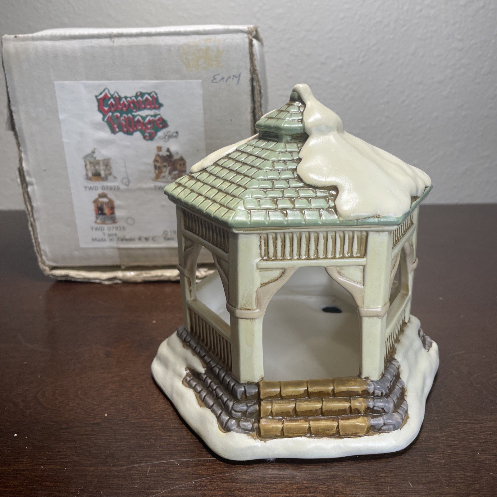 Lefton Colonial Village Snowy Gazebo 1990 Christmas Holiday Winter 07925