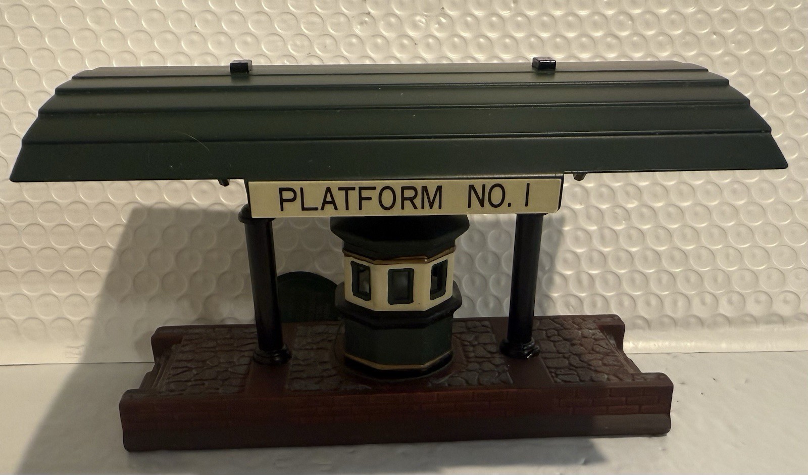 Vintage Dept 56 “Victoria Station Train Platform No. 1 / 2. Heritage Collection