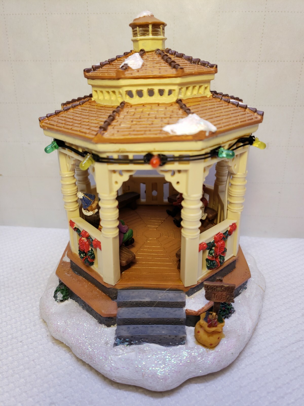 RETRO 2005 ST.NICHOLAS SQUARE “TOWN SQUARE” TABLE ACCENT