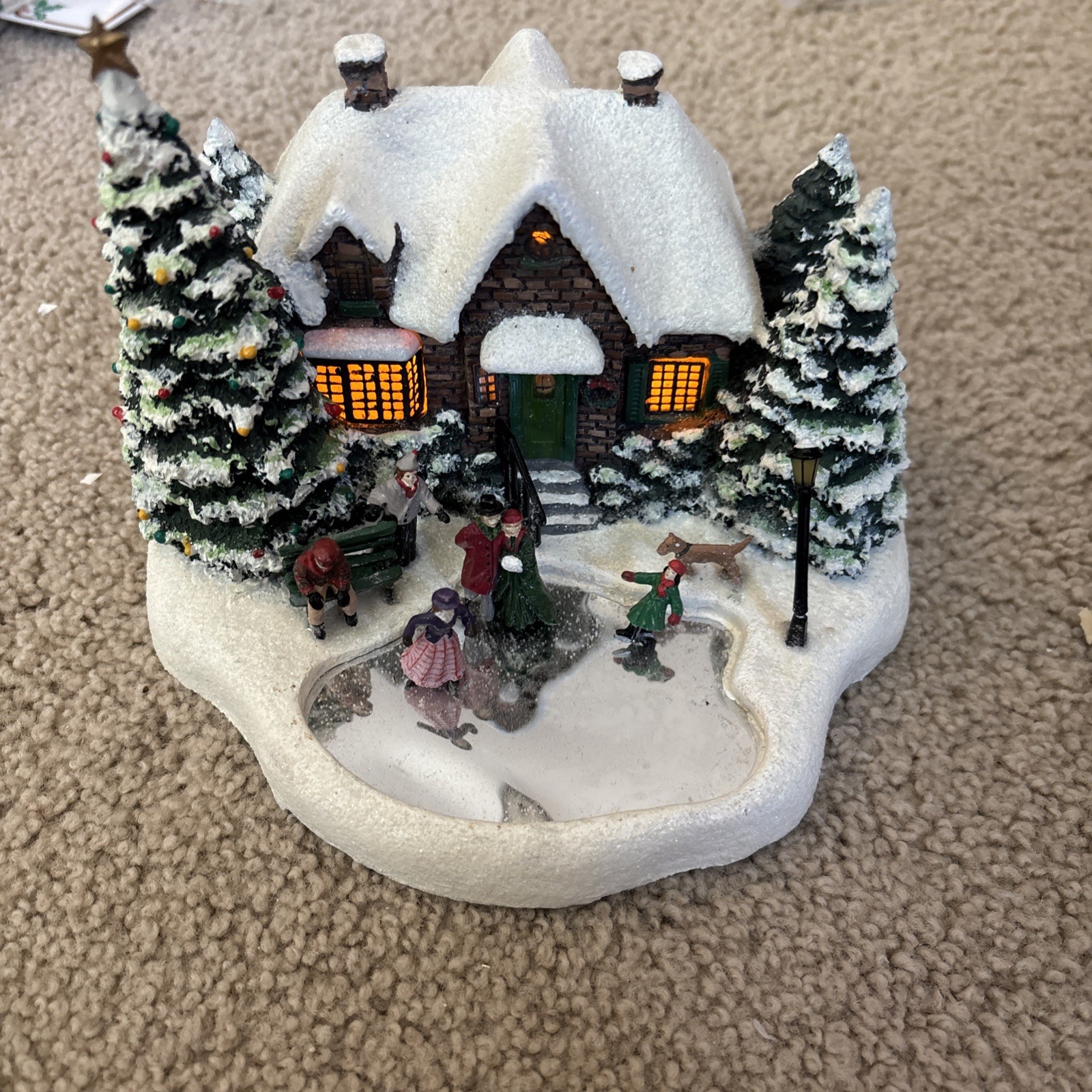 Lighted THOMAS KINKADE “Skater’s Pond ” Christmas Village 2004 TELEFLORA