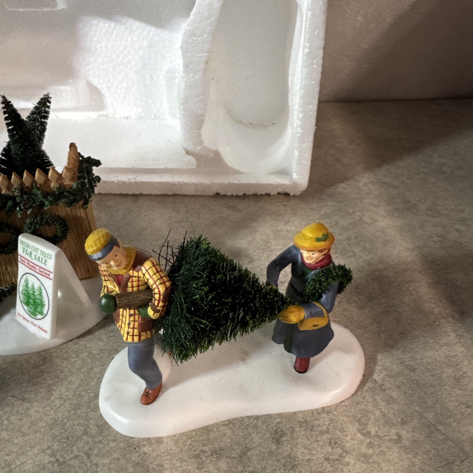 Department 56 Christmas In The City Picking Out The Christmas Tree Set of 3 CH2