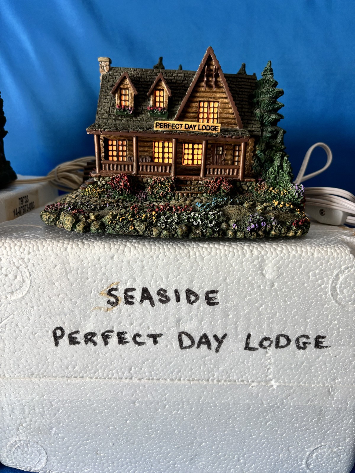 (2) HAWTHORNE VILLAGE “Sweetheart Cottage & Day Lodge” Thomas Kinkade Sculptures