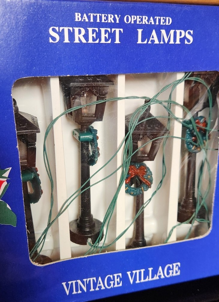 Village Set of Four Battery Operated Street Lamps Christmas Decorations In Box