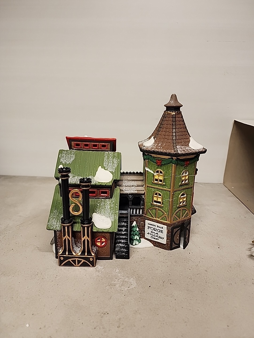 Department 56 Elfin Forge and Assembly Shop North Pole Series 56384 MS1