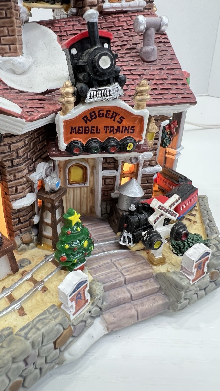 Lemax Caddington Village “Roger’s Model Trains” 35879M Retired 2003 Please Read