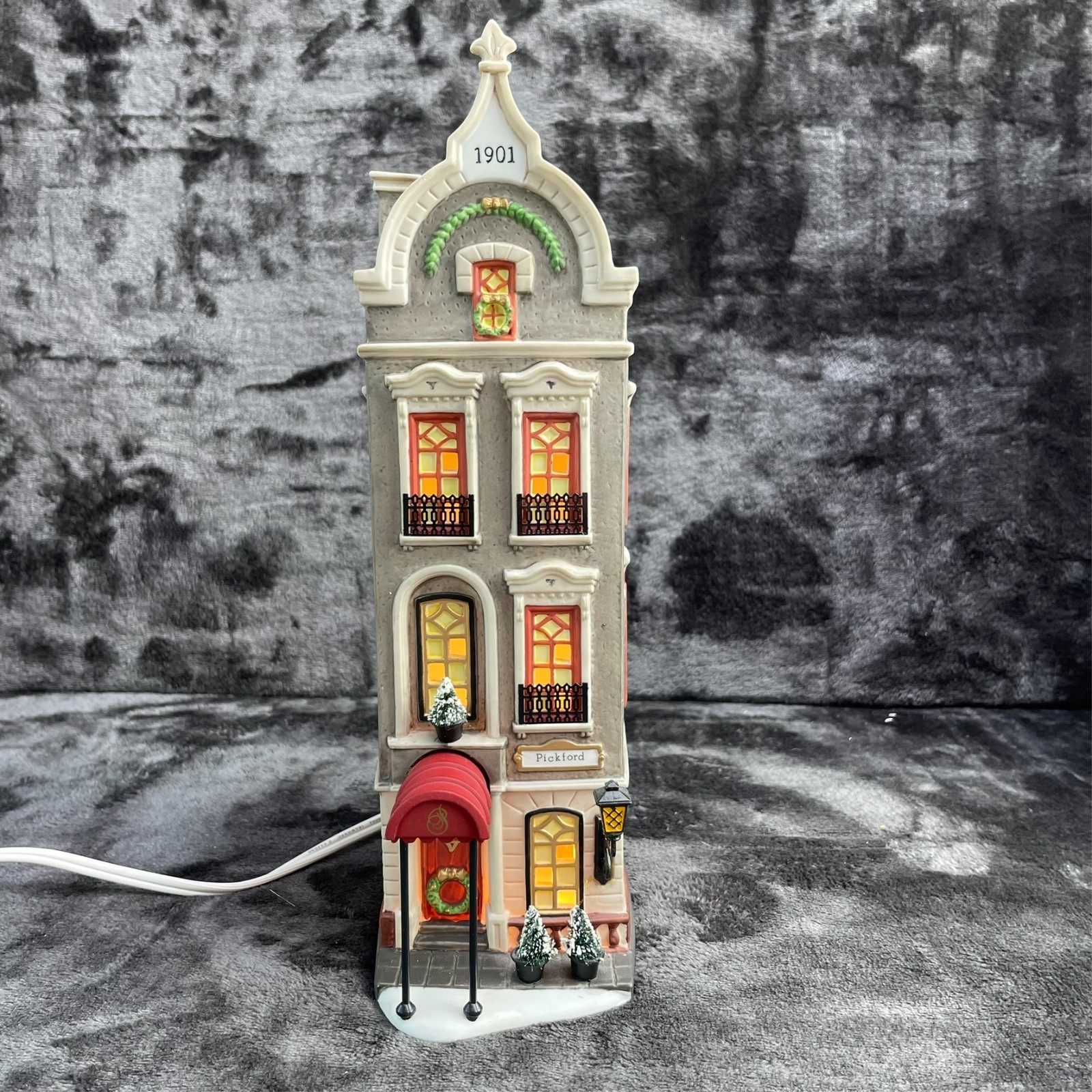 Dept 56 Christmas in the City Series Pickford Place #58877 W/ Box & Light CIB