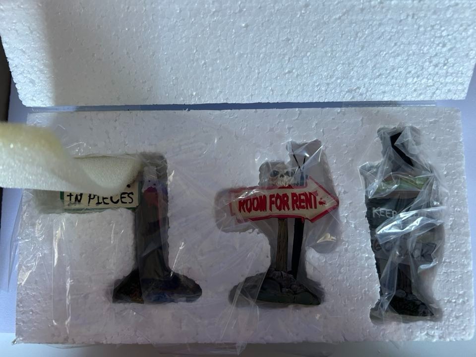 DEPT 56 Halloween Village HAUNTED SIGNS Set of 3! Scary, Spooky, Creepy