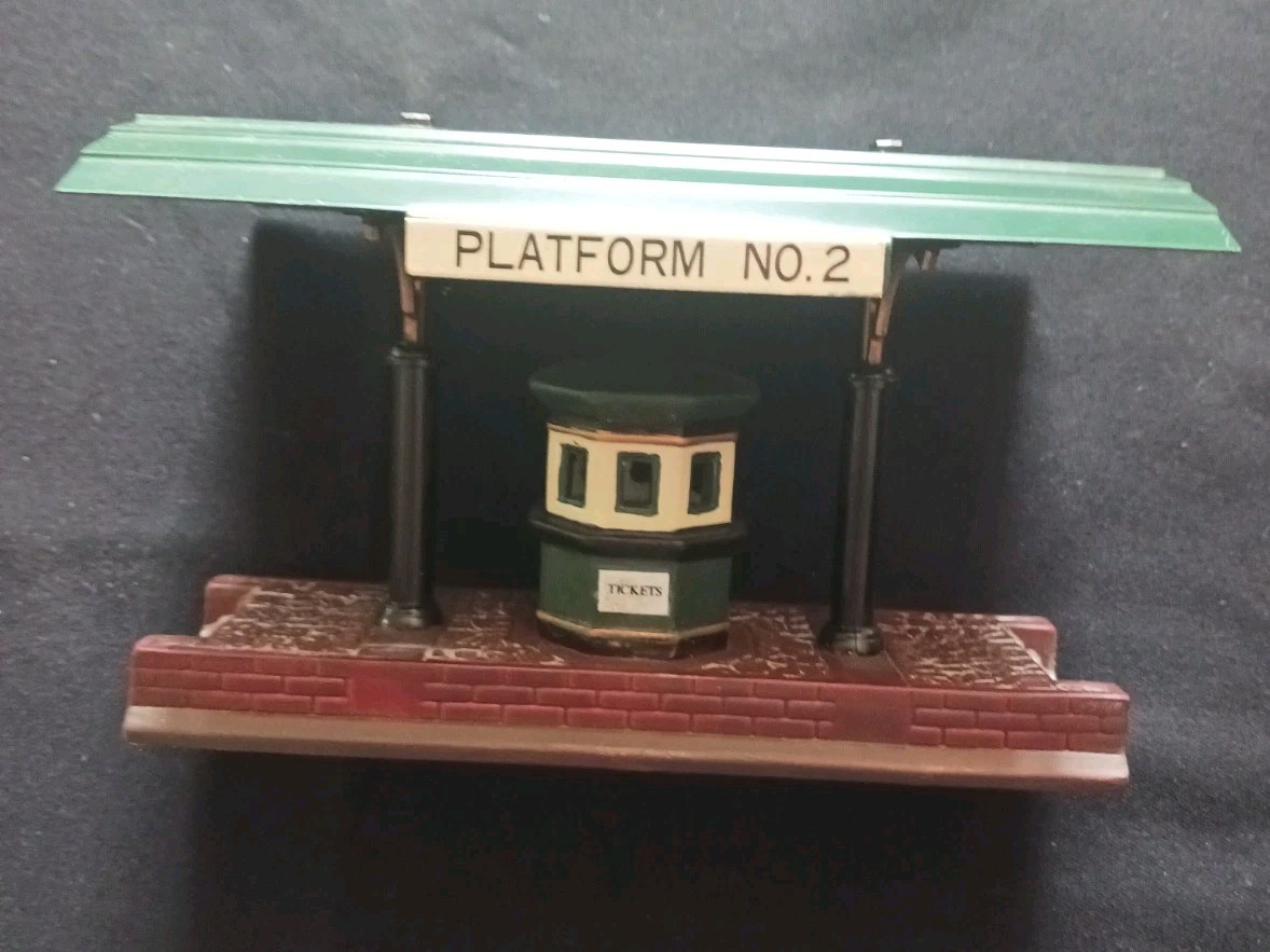 Dept 56 Victoria Station Train Platform Heritage Village (FREE SHIPPING)