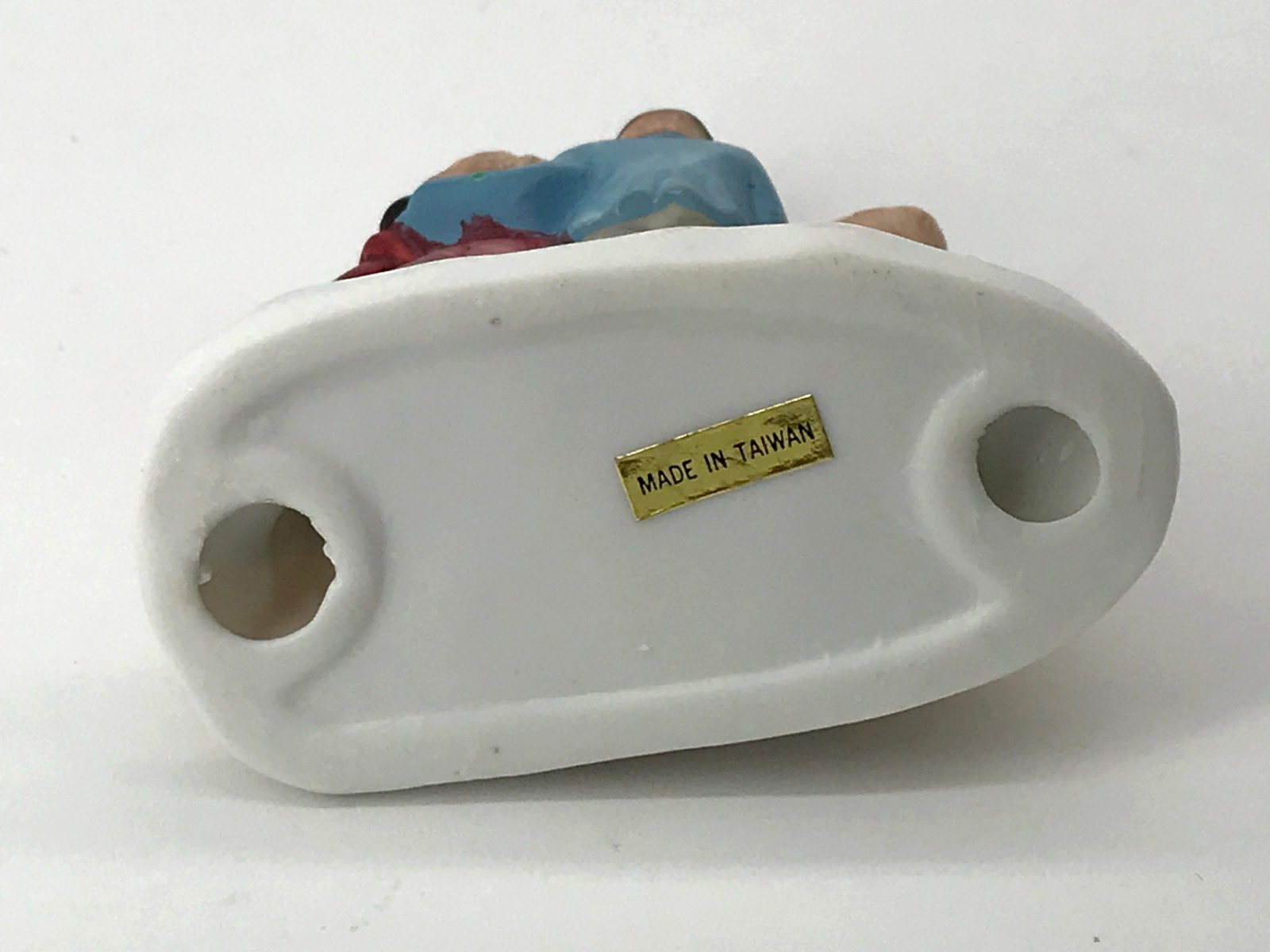 Ceramic Porcelain Christmas Village Carolers and Dog 3″ Long Taiwan