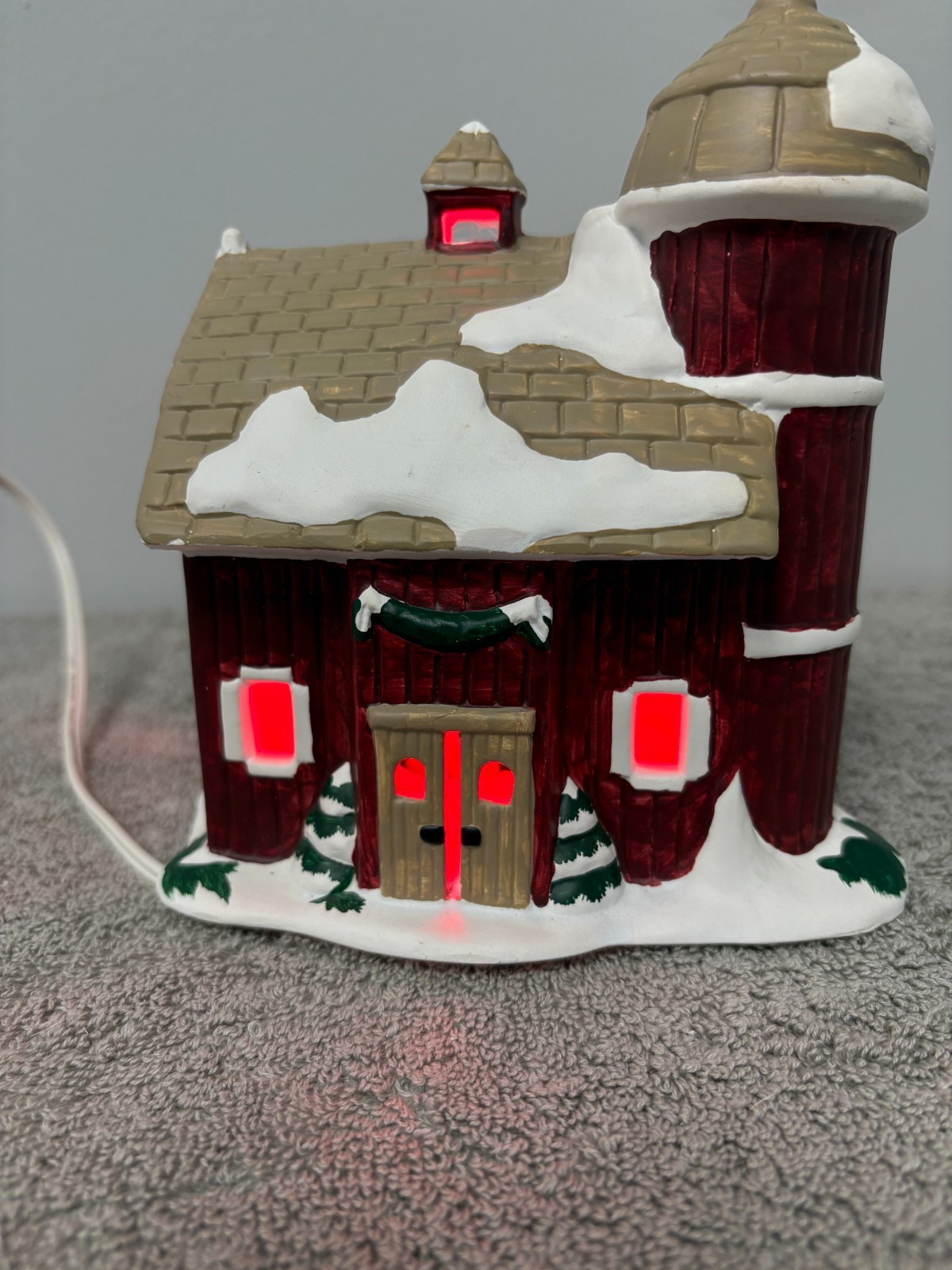 Pacific Rim Electric Ceramic Madison Barn w/box & Light Cord. #1914