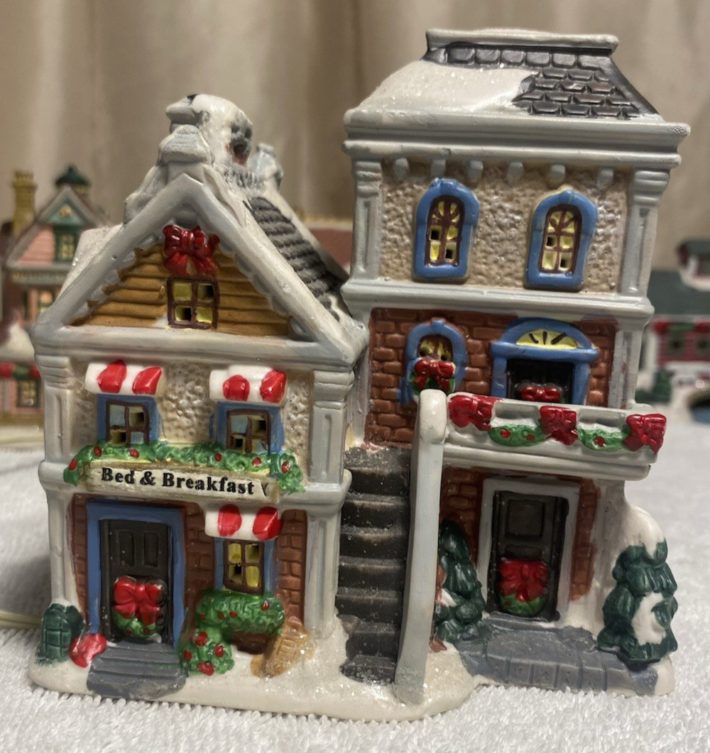 2005 Wyndham Heights light up Christmas village – 13+ pieces