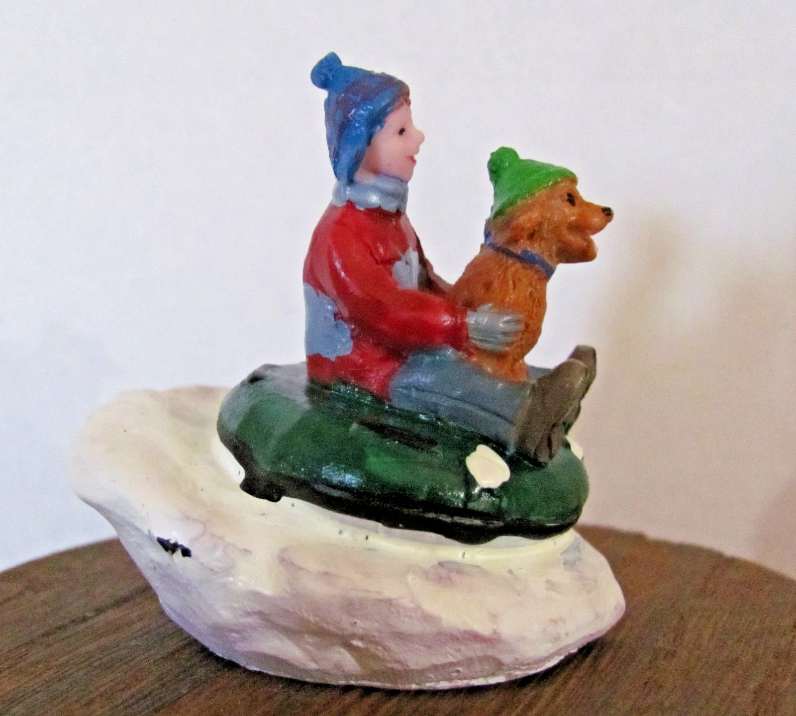 Lemax Vail Village Figurine – Tubing Buddies #22057